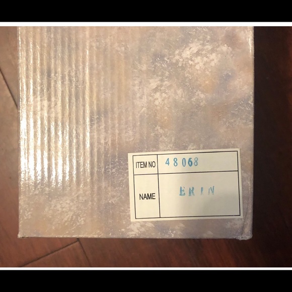 ERIN • TRADITIONS DOLL COLLECTION - Picture 11 of 11